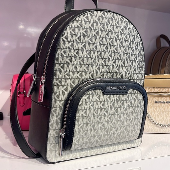 Michael Kors Jaycee Medium Ombré Signature Logo Backpack
Black 
NWT - Picture 7 of 14